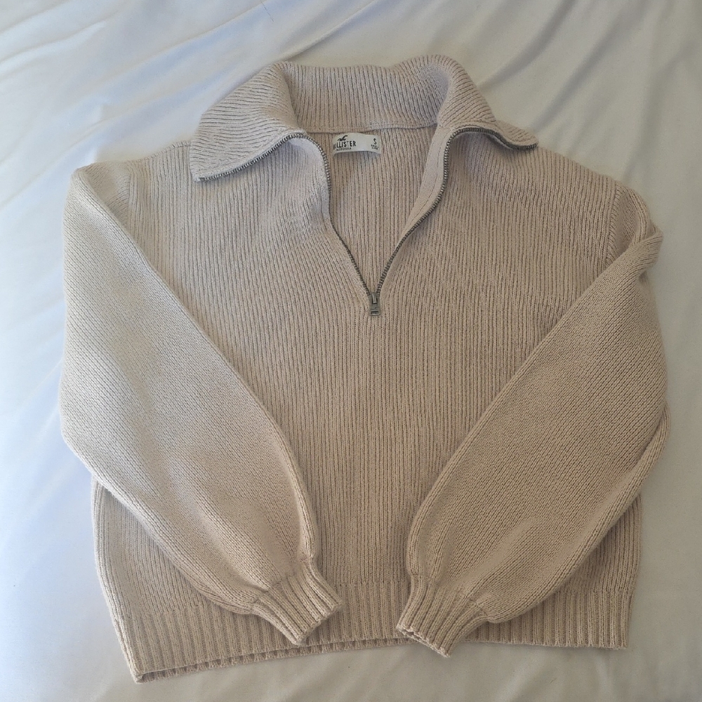 Hollister Women's Cream Zip-Up Sweater